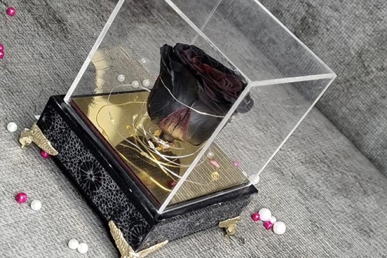 گل رزجاودان باکس مشکی