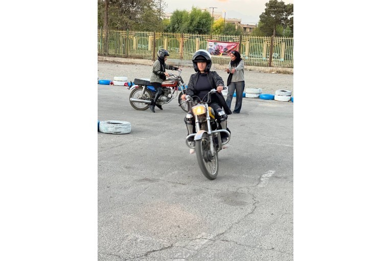 آموزش موتور سواری به بانوان و آقایان 