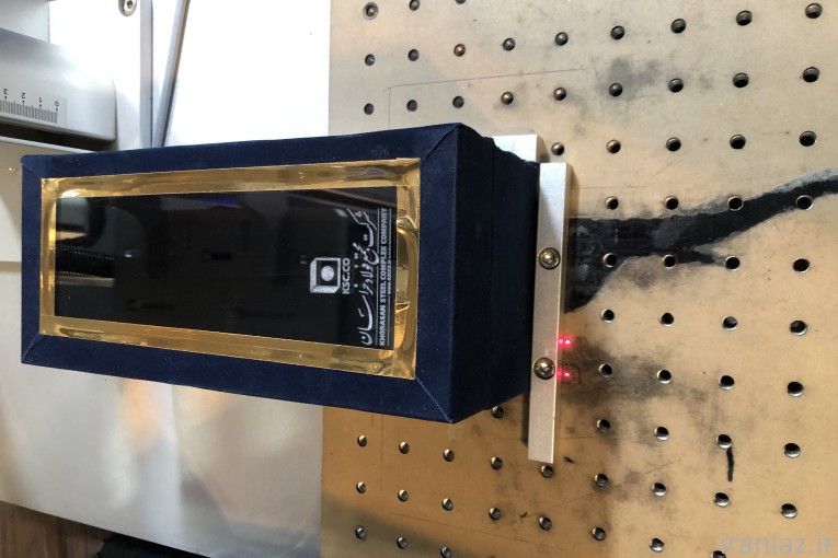 حک لیزری روی شیشه وپلکسی