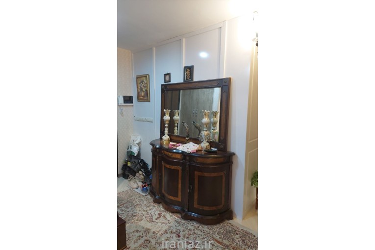 آیینه و کنسول و شمعدانی