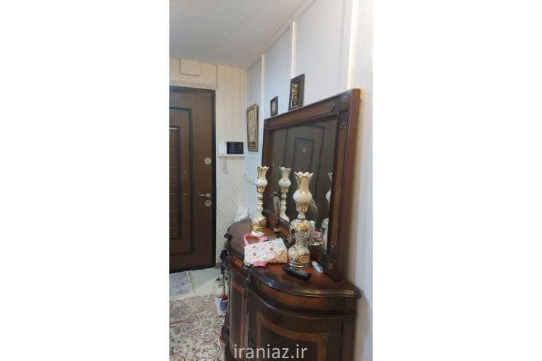 آیینه و کنسول و شمعدانی