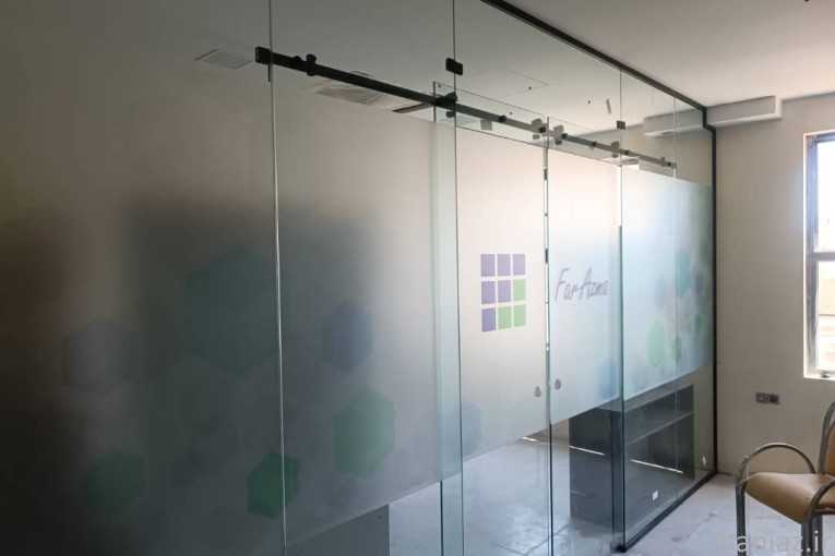 احرای پارتیشن ادازی شیشه ای تترافرم