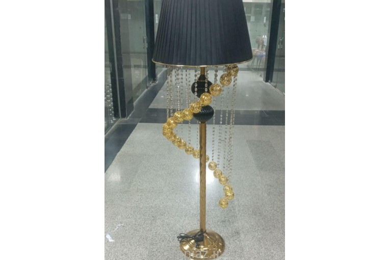 آباژور ایستاده کنارسالنی آبشاری